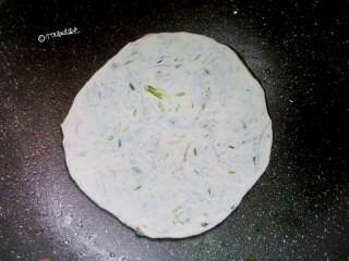 10、韭菜粉条薄饼,锅内刷一层薄薄的油，放入饼，煎至两面出现金黄的烙饼色即可出锅。