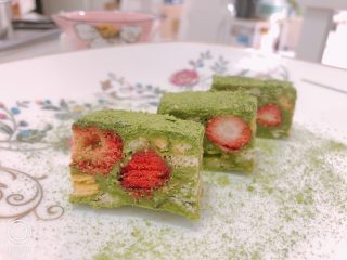 16、网红～～～抹茶雪花酥,切成小块，拍照，完成。