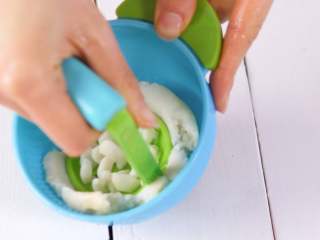 4、宝宝辅食 8m+混合泥 紫薯芋头泥,用研磨碗碾碎。