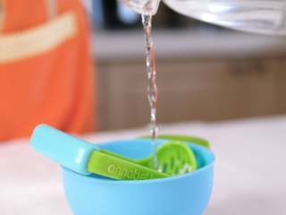 5、宝宝辅食 8m+混合泥 紫薯芋头泥, 如果是给小宝宝吃，加一些温水，多碾几次，更加细腻，有助于小宝宝消化。