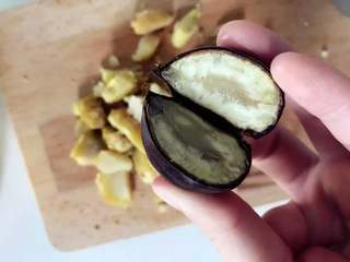 2、宝宝辅食：栗子红枣粥—喝一碗，热乎乎，营养暖胃又舒心！10M+,取出煮好的栗子，放入凉白开中冷却，然后用刀切开取出栗子肉，并处理成小块。