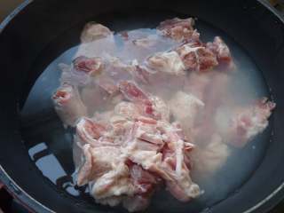 2、#糖醋菜#陈醋焖猪蹄,猪蹄投入沸水中