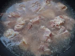 3、#糖醋菜#陈醋焖猪蹄,猪蹄煮出血沫，捞起待用