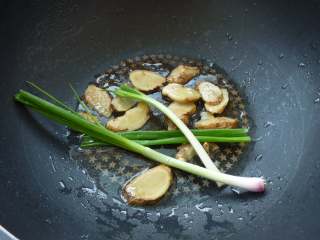 4、#糖醋菜#陈醋焖猪蹄,热锅，下油爆香姜、葱