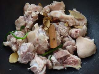 6、#糖醋菜#陈醋焖猪蹄,再下桂皮香叶陈皮炒香