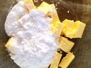 2、曲奇饼干,糖粉放入软化的黄油中