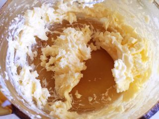 4、曲奇饼干,牛奶要慢慢加，否则会飞溅，而且不容易打匀