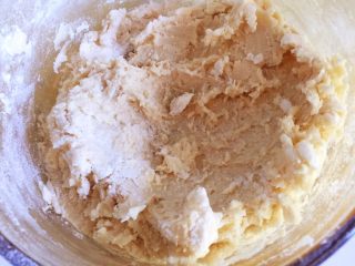 6、曲奇饼干,不要开打蛋器的电源，手持搅拌一会儿