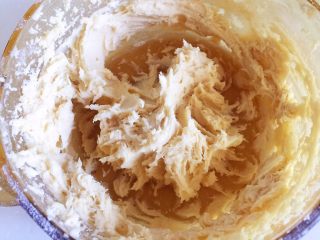 7、曲奇饼干,用最低档搅拌半分钟，然后用刮刀再搅拌几下