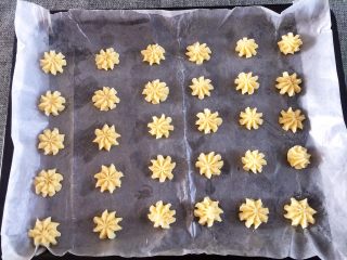 10、曲奇饼干,烤箱150度预热后入烤箱烤12分钟