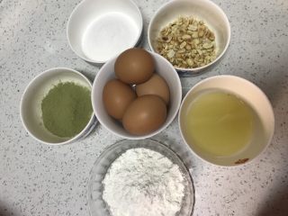 1、抹茶控必爱~纸杯抹茶蛋糕,准备好所有材料。