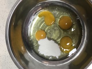 2、抹茶控必爱~纸杯抹茶蛋糕,全蛋打入无油无水的盆中，分三次加入砂糖