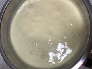 3、抹茶控必爱~纸杯抹茶蛋糕,高速打3-5分钟左右，打发至双倍蓬松即可。