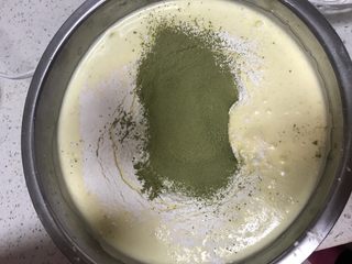 4、抹茶控必爱~纸杯抹茶蛋糕,筛过低粉和抹茶粉用刮刀翻拌均匀。