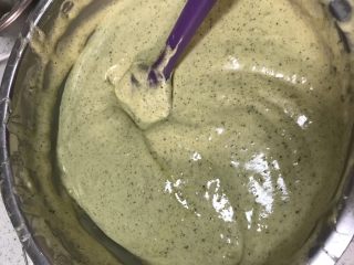 6、抹茶控必爱~纸杯抹茶蛋糕,继翻拌均匀。