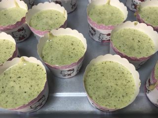 7、抹茶控必爱~纸杯抹茶蛋糕,用勺子或者裱花袋装入面糊，挤入模具纸杯即可，