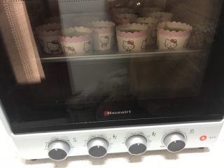 8、抹茶控必爱~纸杯抹茶蛋糕,送入预热好的海氏烤箱，150度30分钟。