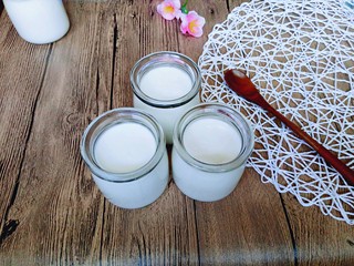 6、#冬喝暖饮夏吃冰#健康低卡-芒果酸奶昔,装入消过毒的酸奶瓶中,盖上盖子,凉后放入冰箱冷藏保存。