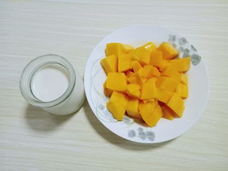 9、#冬喝暖饮夏吃冰#健康低卡-芒果酸奶昔,准备好食材。