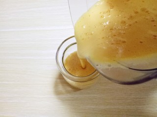 13、#冬喝暖饮夏吃冰#健康低卡-芒果酸奶昔,将做好的芒果酸奶昔,倒入杯中。