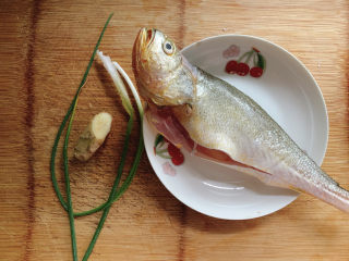 1、清蒸黄鱼,食材如图，所示示意。