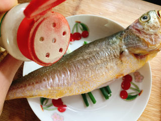 5、清蒸黄鱼,放上净鱼，撒上胡椒粉去腥。