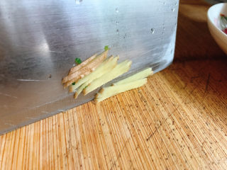 8、清蒸黄鱼,切姜丝备用。