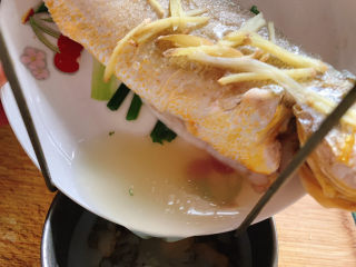 14、清蒸黄鱼,倒掉盘底多余的汤汁。