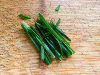 15、清蒸黄鱼,准备葱丝。