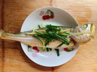 16、清蒸黄鱼,摆在鱼身。