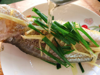 17、清蒸黄鱼,淋上热油。