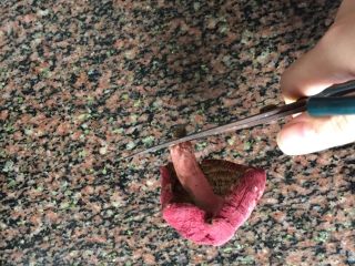 1、红菌肉片汤,处理红菌，把根剪掉，会有沙！