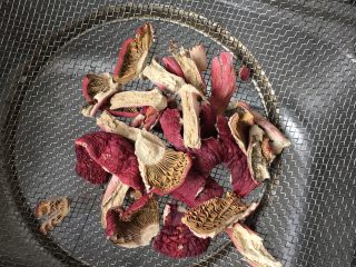 2、红菌肉片汤,把处理好的红菌干扯碎！然后冲洗，冲一下沙尘就好，不用泡，洗太久或泡了煮出来的汤会不红的！