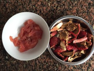 3、红菌肉片汤,把猪肉切片放盐和油腌制一下！