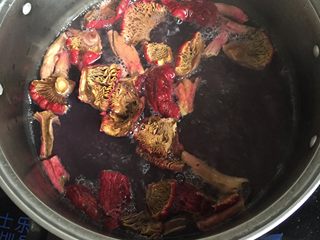 4、红菌肉片汤,把水烧开后先放红菌煮4到5分钟！注意⚠️千万不要去搅拌噢！搅拌了也是会不红的哦！煮太久也是！