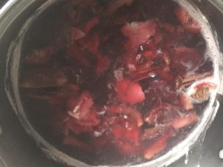 5、红菌肉片汤,然后放入腌制好的肉片！再滚上两到三分钟！那些泡沫没事的，介意的可以轻轻的用勺子弄掉，记得不要搅拌