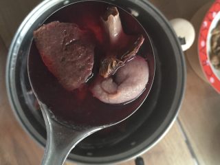 6、红菌肉片汤,几分钟的汤就弄好了！汤很红是不？