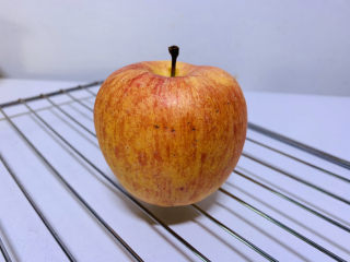 1、烤苹果片,取苹果一个，不管大小，还是没水分都可以的；
