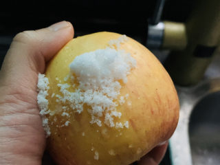 3、烤苹果片,再用盐搓洗苹果皮，把皮洗干净，就不用削皮了；