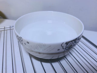 4、烤苹果片,准备一碗凉白开水；