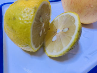 6、烤苹果片,柠檬洗净，切半；