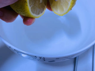 7、烤苹果片,挤入柠檬汁，可以防止苹果变色；