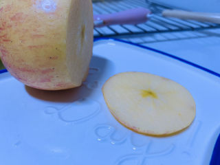 8、烤苹果片,苹果切薄片，越薄，烤的时间越短；