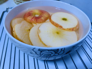 9、烤苹果片,放入柠檬水中浸泡；