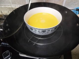 1、香肠、香菇、海苔蒸蛋,3个鸡蛋打在碗里，放一小勺盐，放等量清水，上锅蒸。