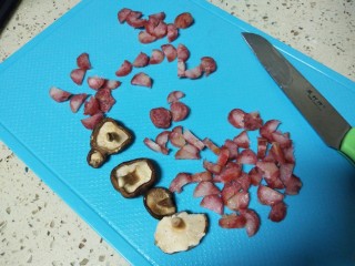 2、香肠、香菇、海苔蒸蛋,香肠切丁。