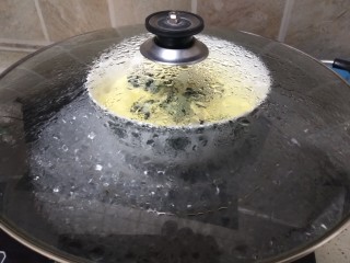 4、香肠、香菇、海苔蒸蛋,一起放入鸡蛋里搅拌，开大火蒸15分钟。