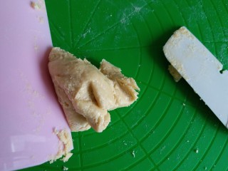 3、无添加奶豆,然后借助到塑料刮板把奶粉团揉均匀，不要直接用手，用非常非常地黏，即使是戴手套也没法揉的!