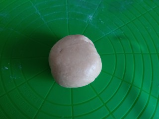 4、无添加奶豆,一直将奶粉团揉成光滑的团。