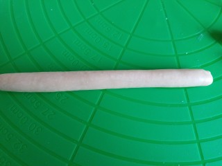 5、无添加奶豆,然后搓成长条。